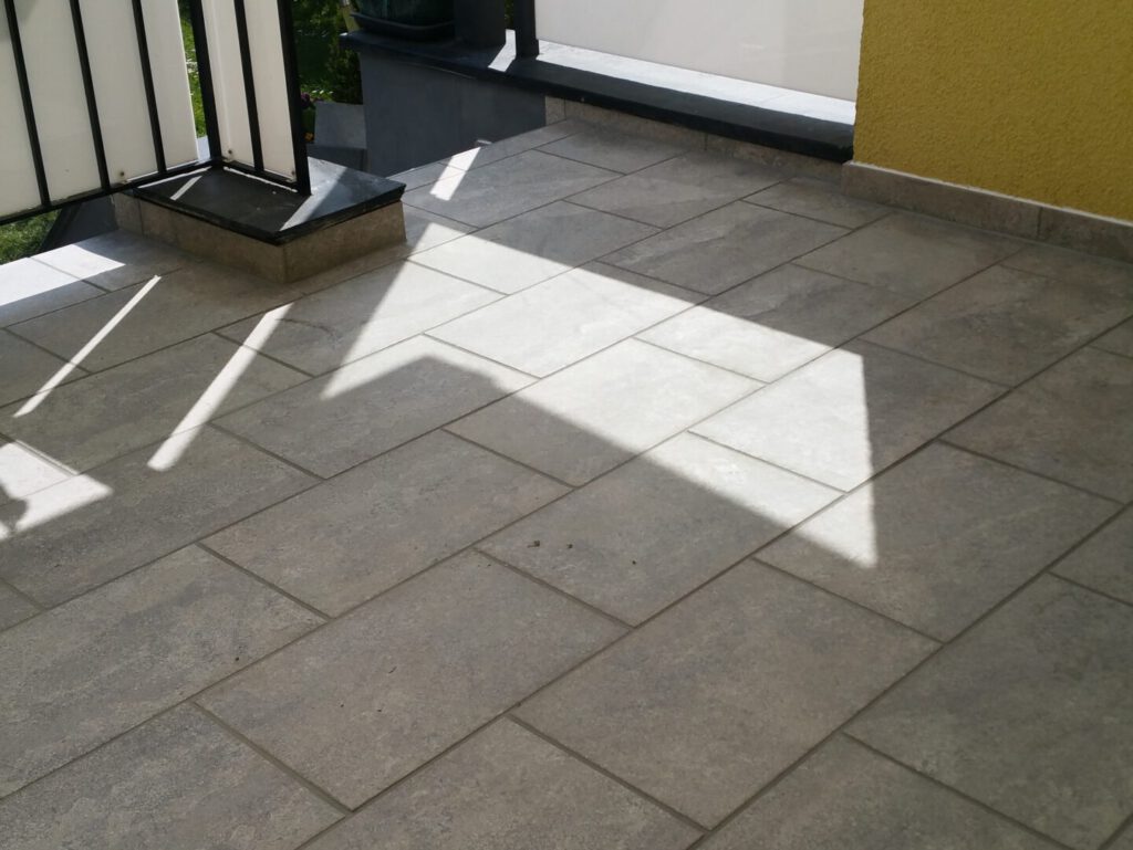 Keramik in Natursteinoptik für Terrassenbereich in 30x60cm mit angearbeitetem Treppenbelag